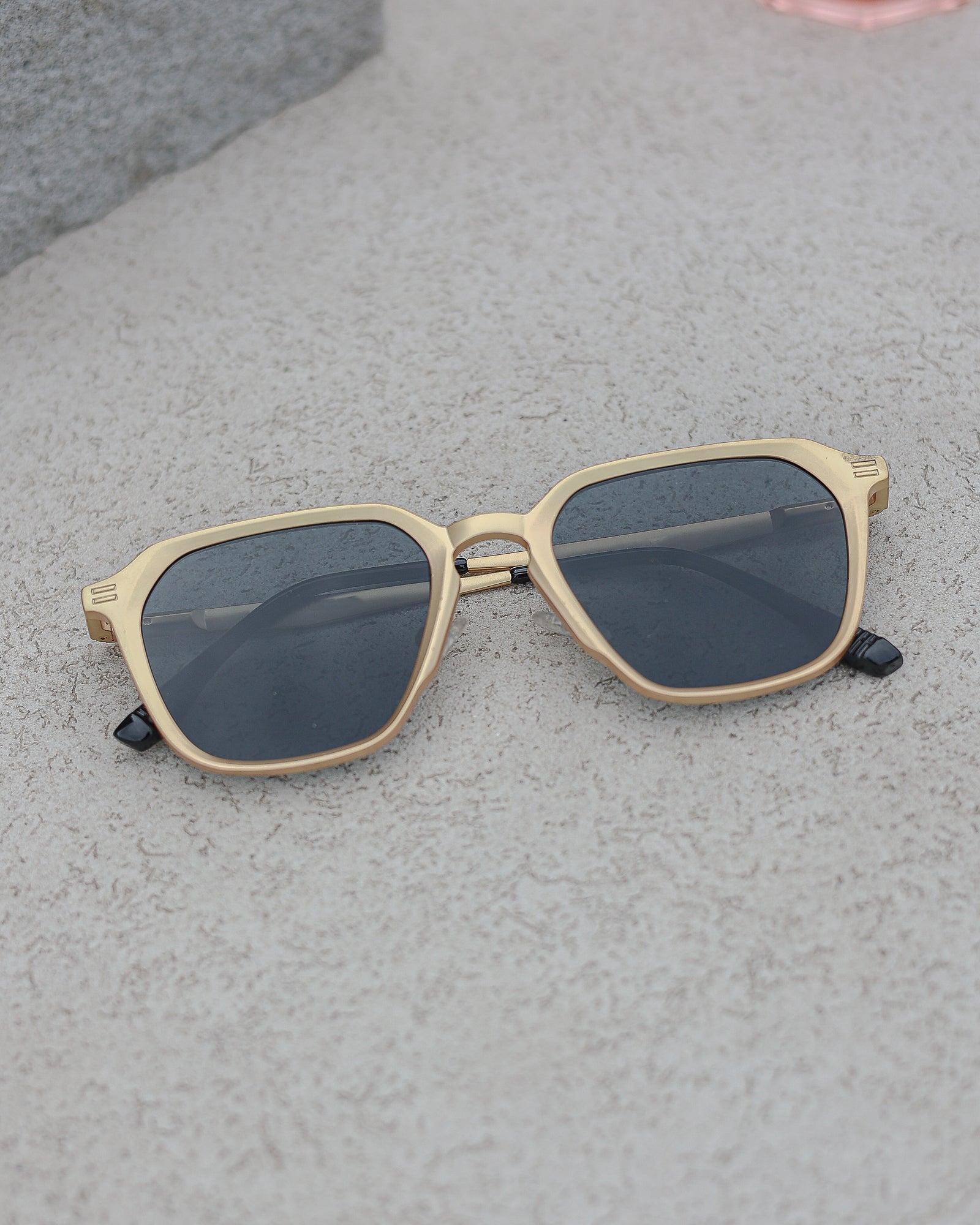 Solaris Luxe – Gold Noir 1.0