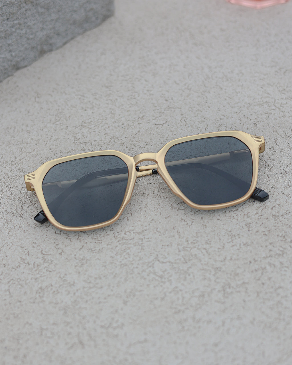 Solaris Luxe – Gold Noir 1.0