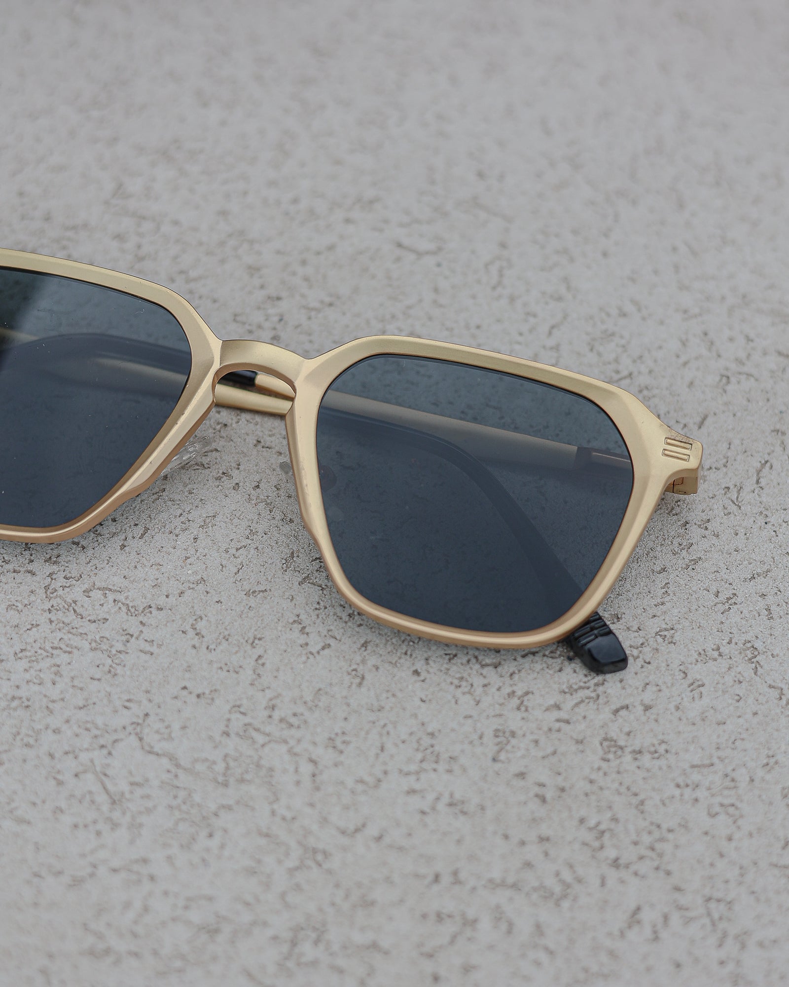 Solaris Luxe – Gold Noir 1.0